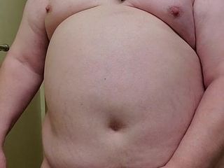 Grasso grasso paffuto masturba il suo piccolo cazzo per sperma.