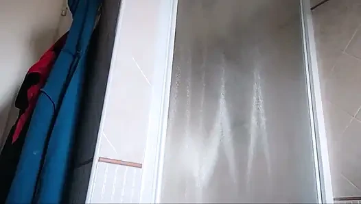 Jeden Morgen putze ich meine Zähne sehr gut, nackt und mit einem Mund voller Schaum, dann pinkeln und