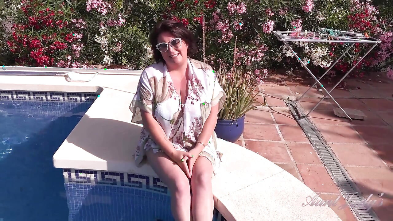Auntjudys - um chat à beira da piscina com sua madrasta peituda Jojo Robinson se transforma em tabu joi