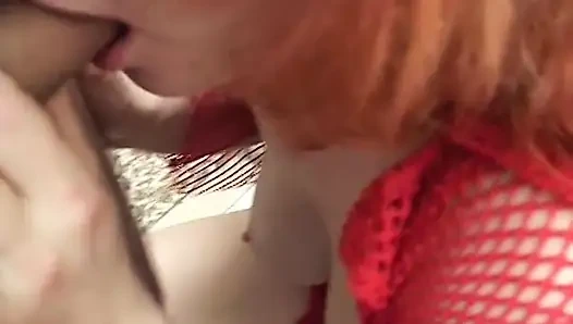 Зрелая рыжая делает хороший минет в ванной