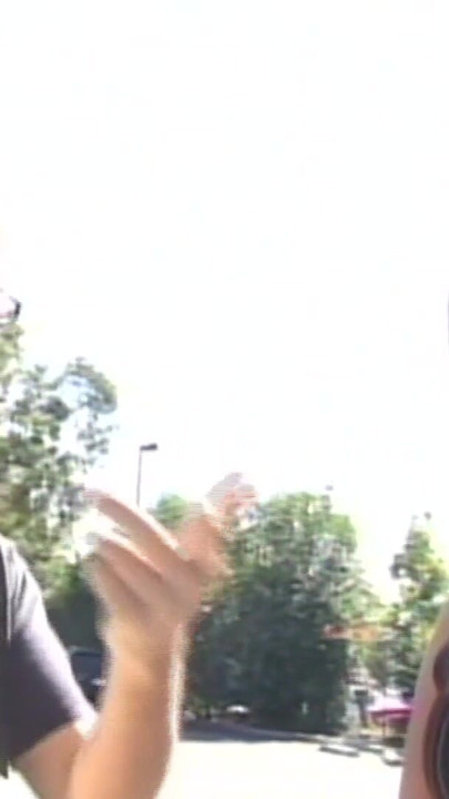 चूंकि उसकी कार ने काले बाल वाली को तोड़ दिया था, इसलिए वह बहुत शरारती महसूस करने से पहले अजनबी से मदद मांगती है । क्लिप 1