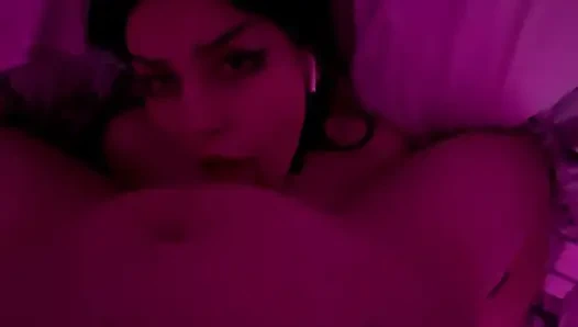 Интимный момент настоящей пары под красным светом