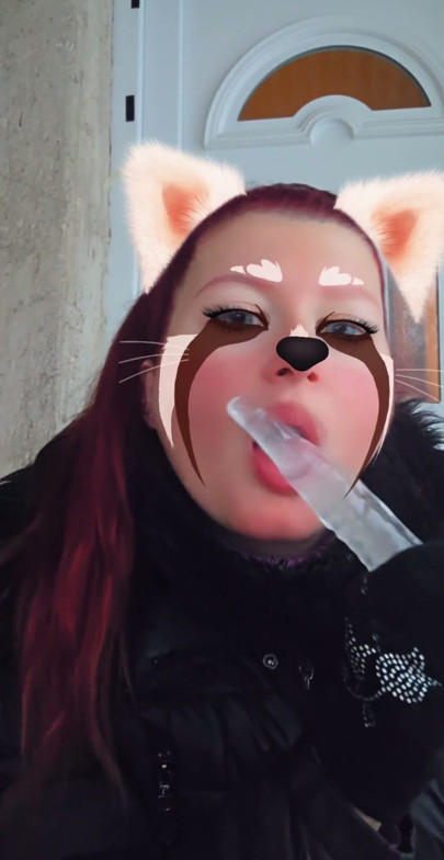 變態女孩安娜莉茲偷偷吸吮一根粗大的冰柱.. | 短片 1