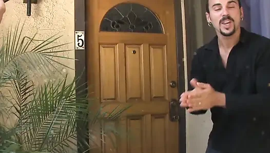 Adegan nakal istri 3_sexy rambut pirang lagi asik nikmatin kontol saat ditinggalkan di rumah sendirian