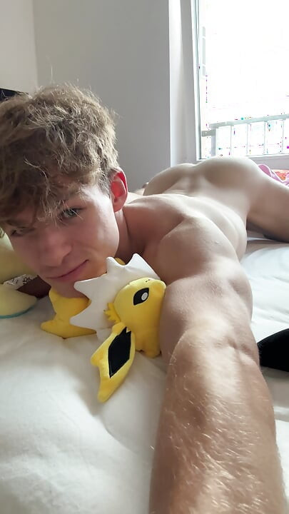 Fit Twink Pije Njegovu Ogromnu Spermu