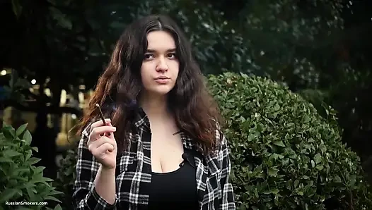Tatlı ve büyük memeli Rus bebek doğada sigara içiyor
