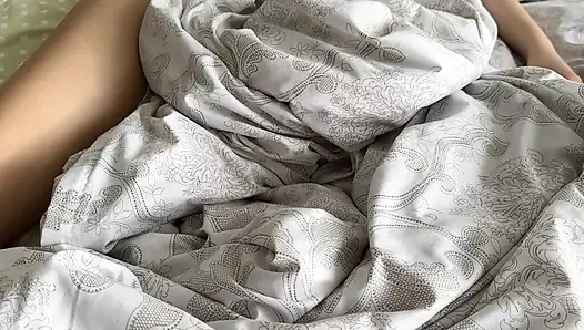 Нашел сводную сестренку обнаженной в моей постели - она немедленно начинает скакать на моем хуе POV