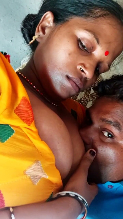 Haut Indian Desi Bhabhi Kissing | Clip 1