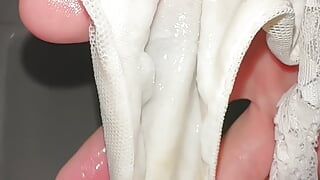 5 heures du matin, une culotte creampie se fait éjaculer dessus à nouveau avant la douche