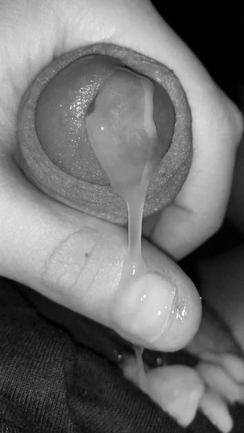 Мясистая и сочная порция спермы в замедленной съемке