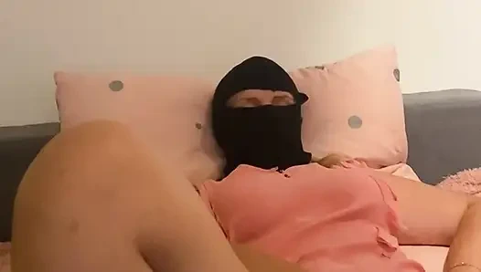 Anna muasin memekku sendirian di ranjang