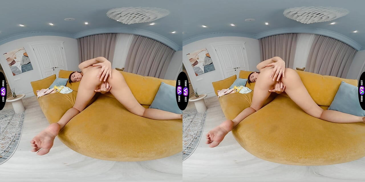 Cachonda Ashly Rabbit provoca y luego se mete los dedos en su jugoso coño - teenmegaworld