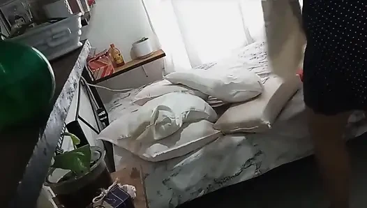 Tante seksi lagi bersih-bersih kamar 1