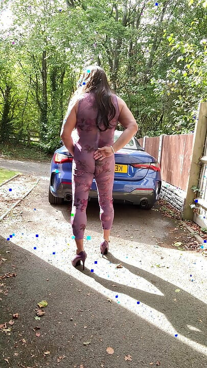 Seksi transvestit kellycd2022 u ljubičastom catsuitu i štiklama na otvorenom