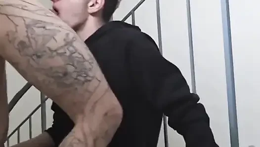 Bölüm 2 çıkarmada mastürbasyon yapan bir twink gözetleniyor