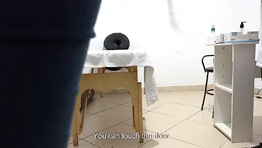 Doktor muayene sırasında parmağını götüne serbestçe soktu.