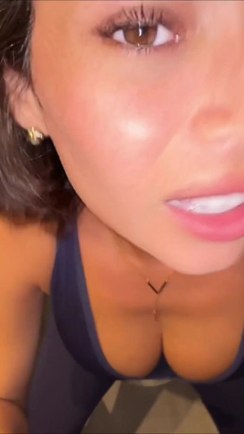 Morate podijeliti trenutak iz "BUSTY MILF SHIRLEY MUSK dobiva žestoko bušenje !!! u KUPAONICI TERETANE od STRANCA"