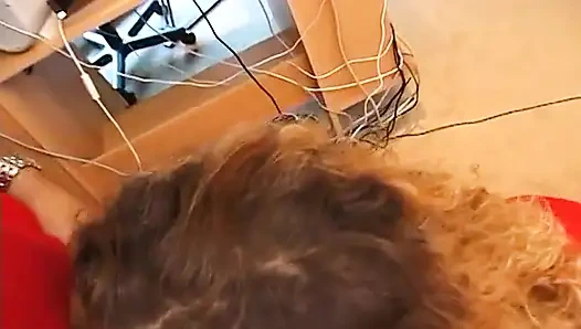 Tante nakal rambut pirang yang aduk lagi asik nyepong kontol