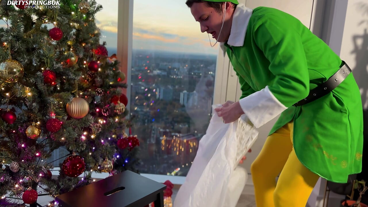 いたずらなエルフがクリスマスプレゼントを盗んで捕まる