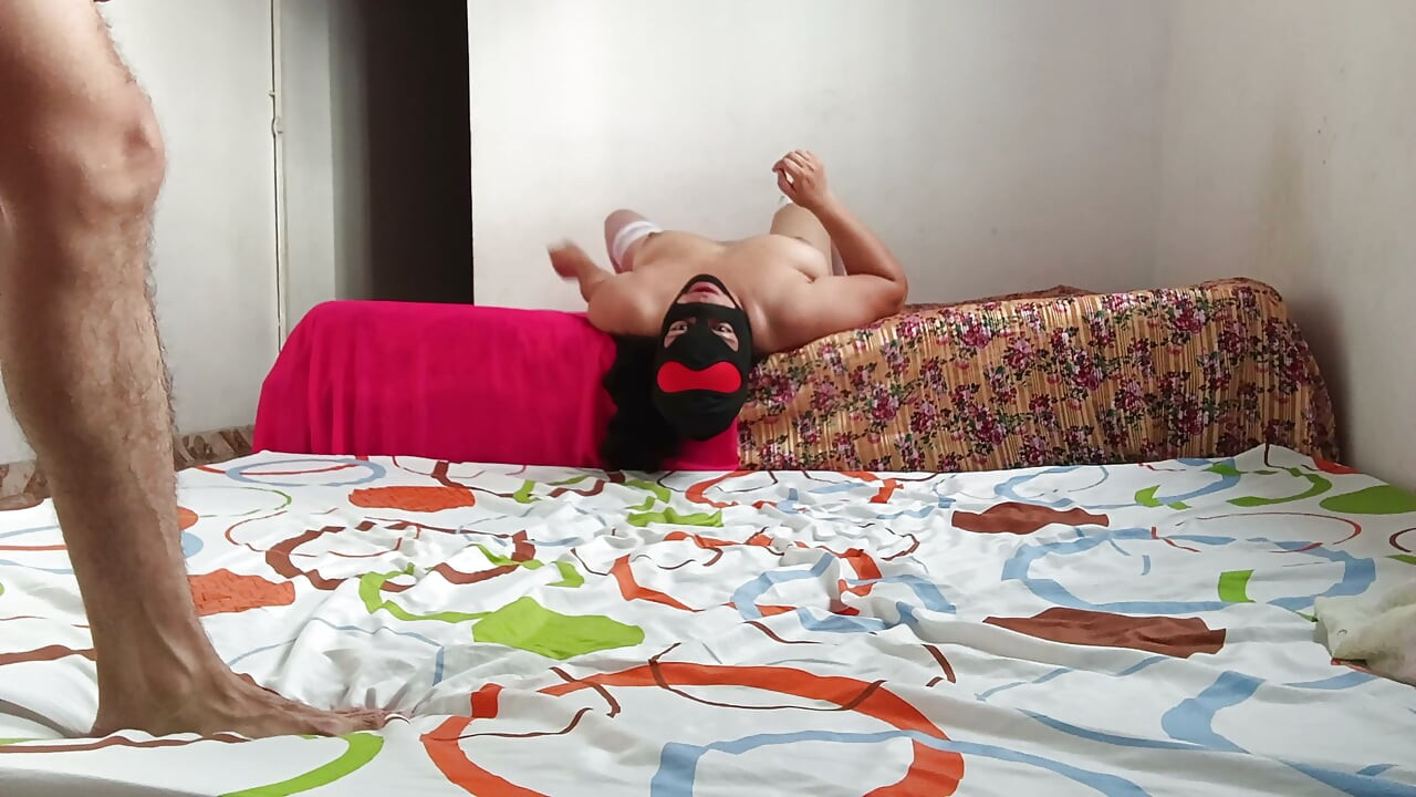 Hintli desi büyük memeli gırtlağına kadar alıyor kraliçe sert anal seksi seviyor