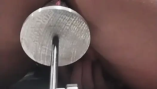 Amcığımı esneten sikiş makinemin arkasında bakış açısı