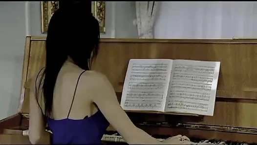 Öğrenci piyano çalarken, müzik öğretmeni arkadaşını kanepede sikiyor