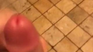 Cumming en la ducha en el spa