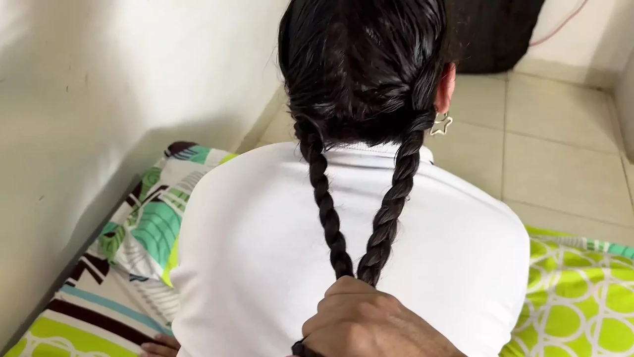 我继女的大屁股穿着她的校服勾引我，并在嘴里射出大量精液