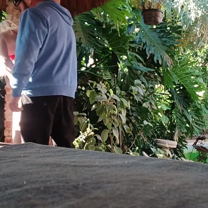 Divirtiéndose En El Jardín Rubia Chupando Polla