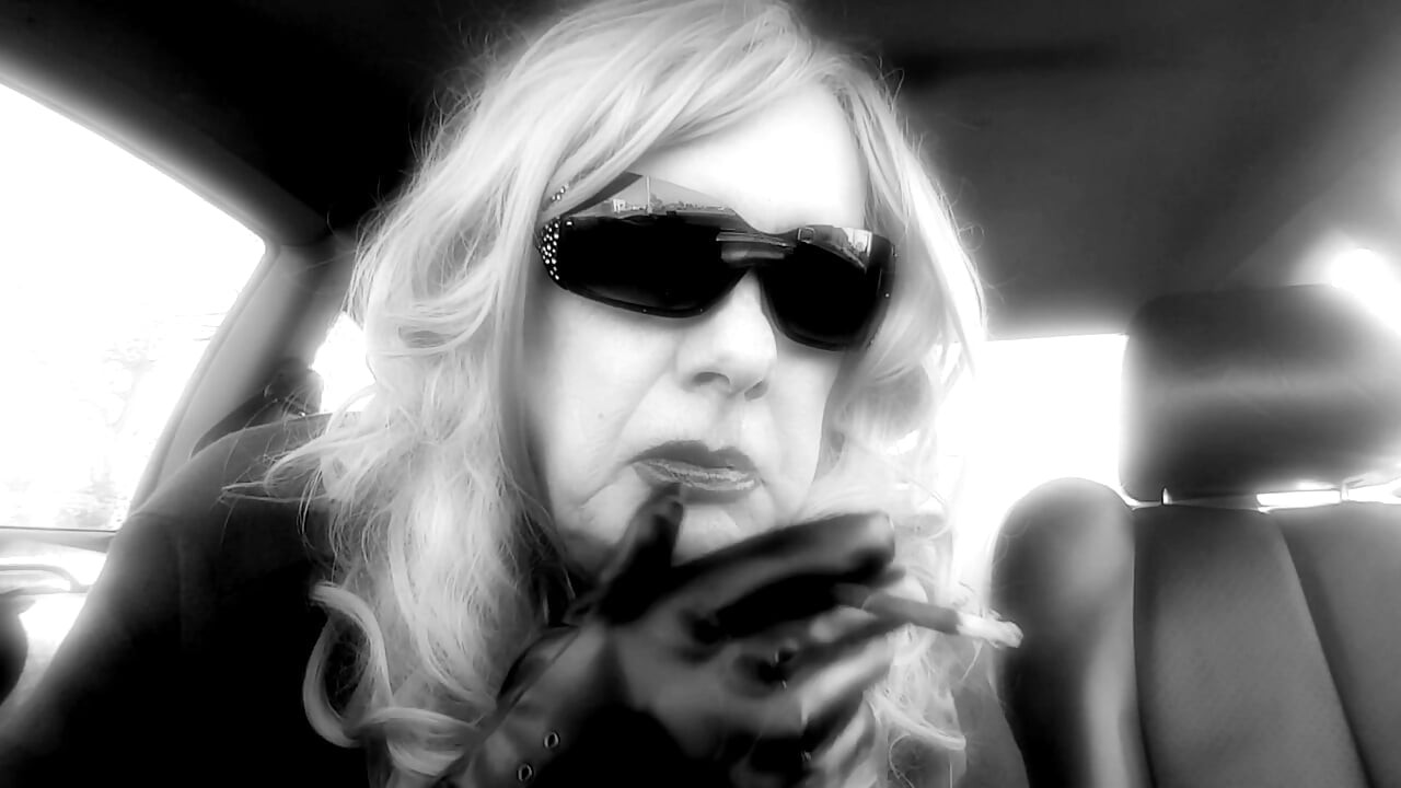 JE PARLE CRU EN FUMANT MES LONGUES CIGARETTES DANS MA VOITURE