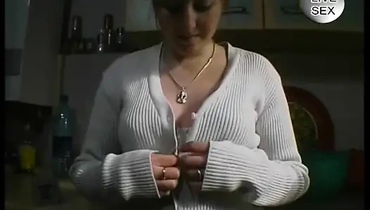 Cewek nakal bikin cowok ini ngentot habis-habisan sambil bugil