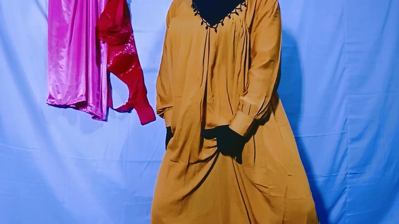 インド人の妻がミシンで縫っているけど、彼女は他にも考えがある