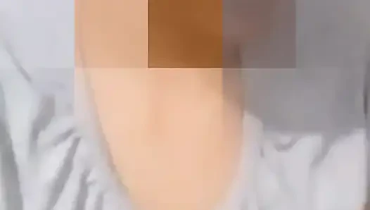 Görüntülü görüşmede büyük doğal göğüslerini gösteriyor