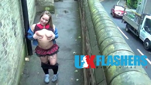 Британская бомба Ashley Riders светит и лижет киску для uk-flashers