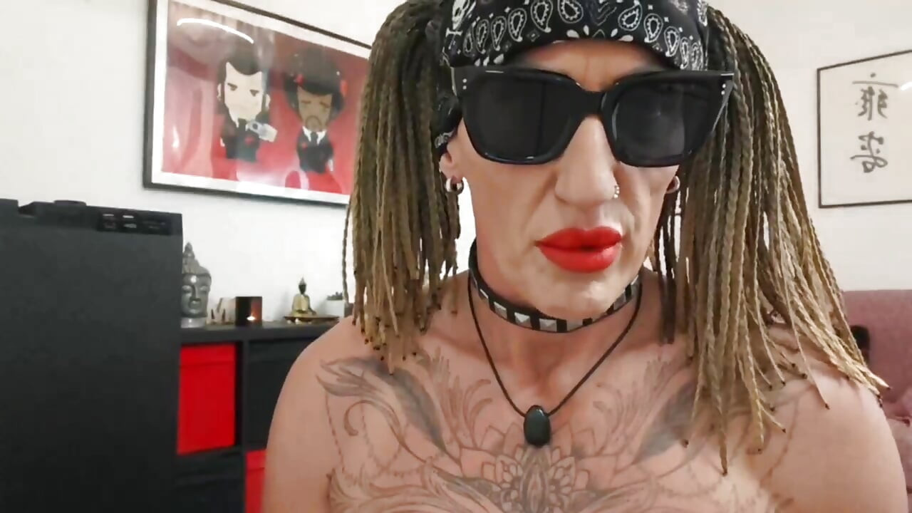 Obedecer mis órdenes y follar mi boca y agujeros, esclavo