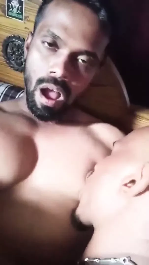 Милое сосание сосков