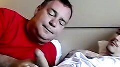 Tlustý zralý homosexuál dostává sperma do úst po trojkovém kouření