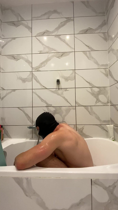 クールな男が泡の中でオナニーをした