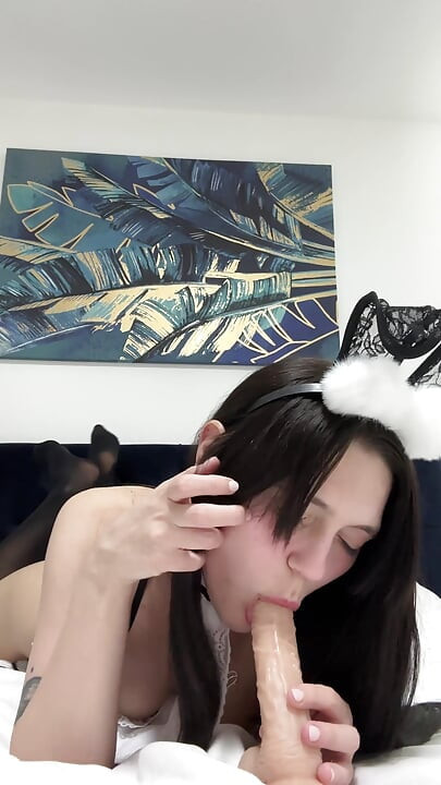 Nuori pääsiäispuputyttö masturboi sängyllä