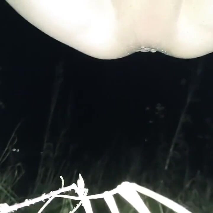 "Oh benim zavallı götüm" Twink arabada sikiştikten sonra açık havada şişmiş götten döl itiyor