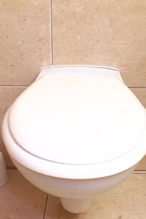 Orta yaşlı seksi kadın Constantina tuvalette seks yapıyor