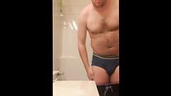 Sprcha po cvičení - sexy záběry zblízka