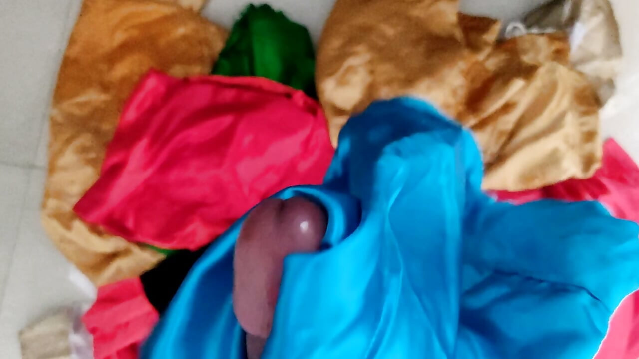 缎面丝绸打手枪色情片 - 在邻居的衣服上撒尿并打手枪 (159)