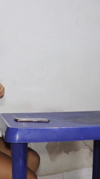 西班牙语色情 - 我美丽的大屁股继妹玩弄我，直到她感觉到我的鸡巴在她的屁股里 | 短片 1