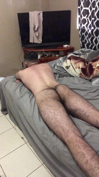 Dezbrăcată, bărbat de 19 ani, cu fundul sexy care se pârțâie în pat