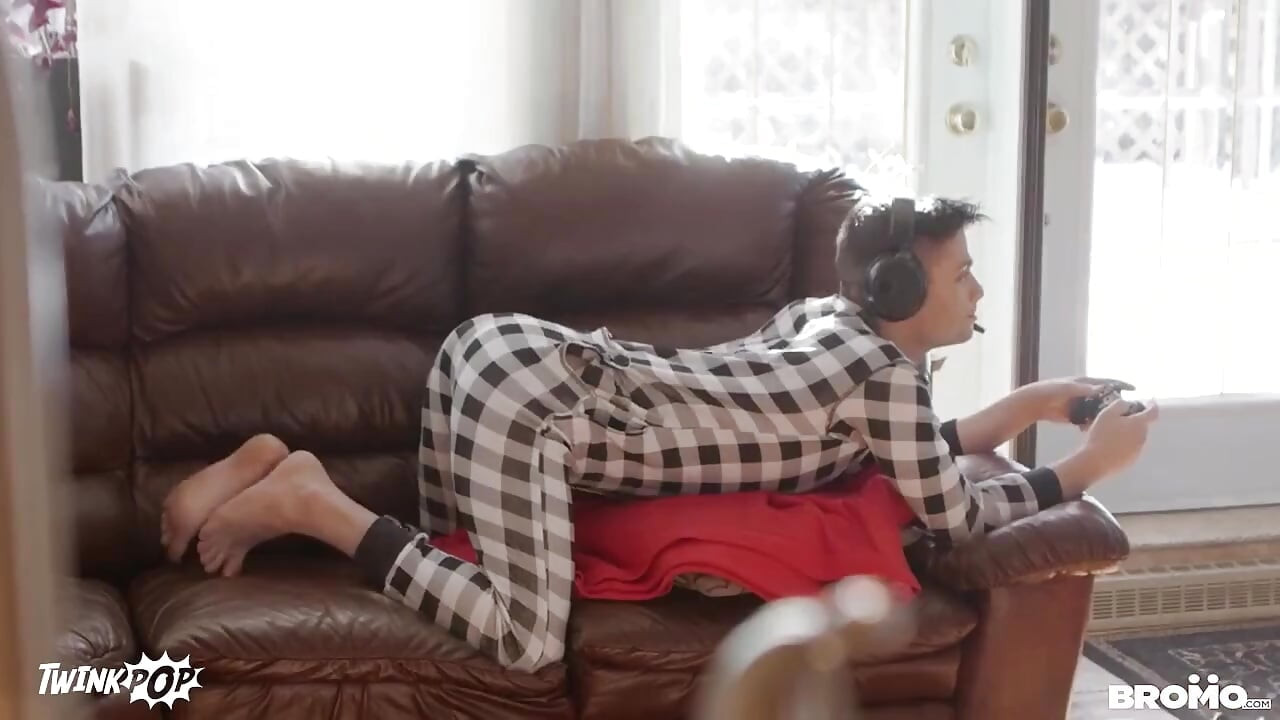 Twinkpop  -  Lil gamer twink gets pounded by hunk top