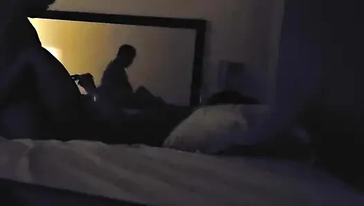 Sert sikişiyor, inliyor ve düşük ışıkta çok çığlık atıyor