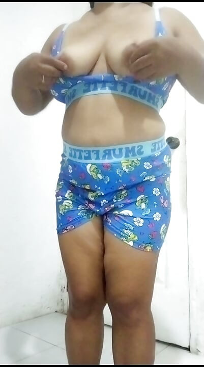 Sexy Filipina Milf, ryster, gnider og smækker hendes store Smurf-røv og fisse