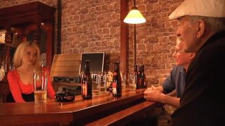Zwei touristische alte Männer ficken amerikanische Blondine in einer Bar