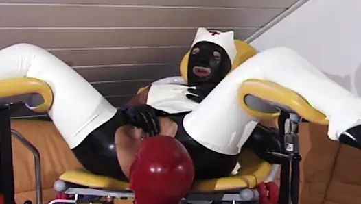 Bdsm bağımlısı Alman sürtük bağlı ve götten sikiliyor